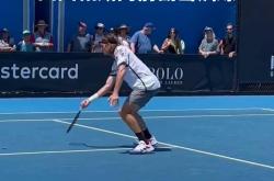 开云体育官网-世界网球队轻取英国网球队，西西帕斯统治全场