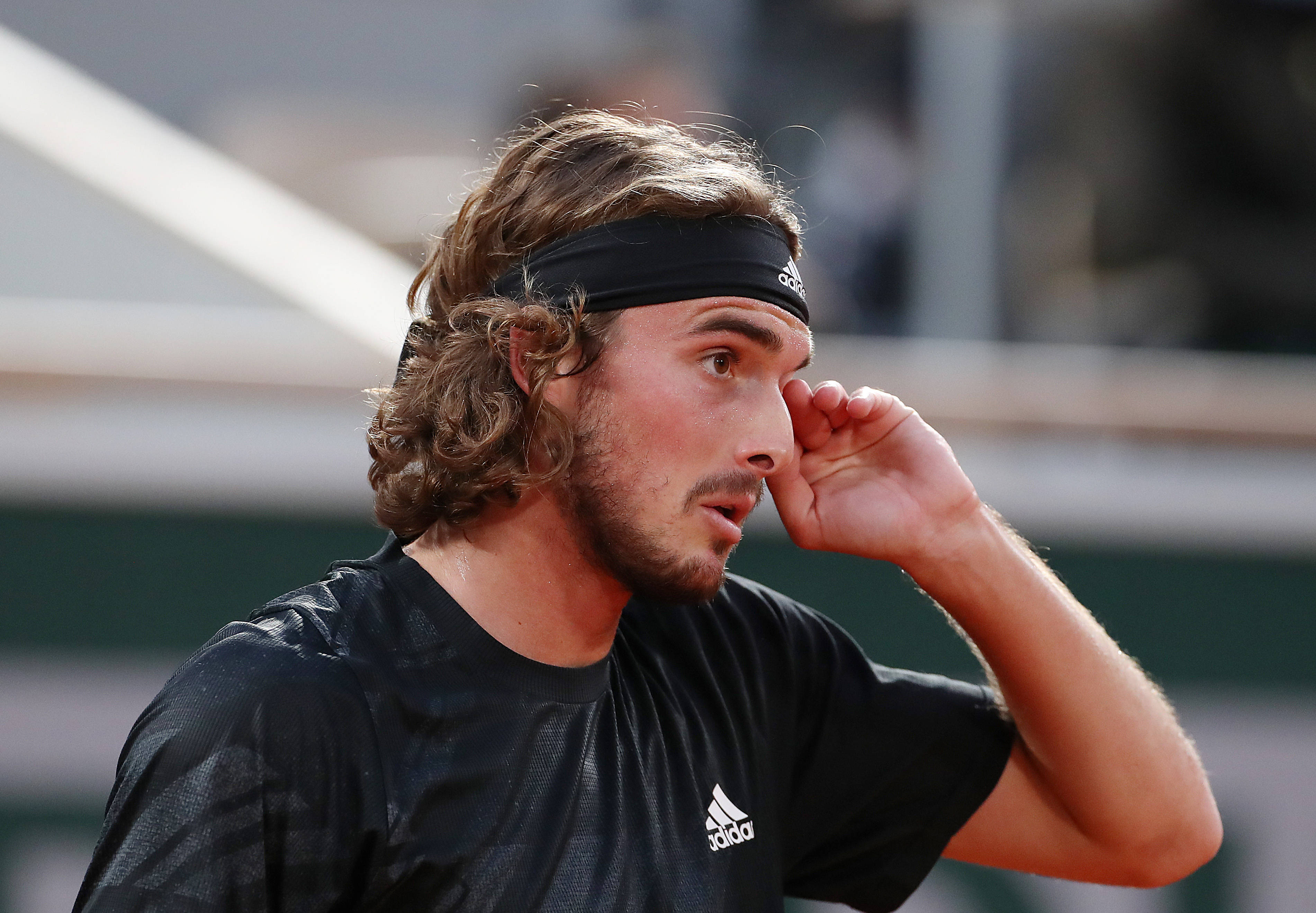 世界网球队轻取英国网球队，西西帕斯统治全场