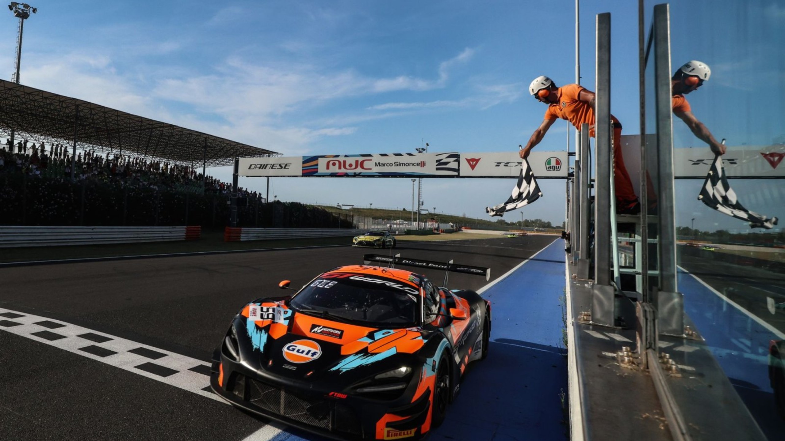 雷诺车队险胜迈凯伦，塞恩斯扛起全队