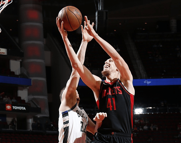 火箭横扫雄鹿，高诗岩刷新纪录