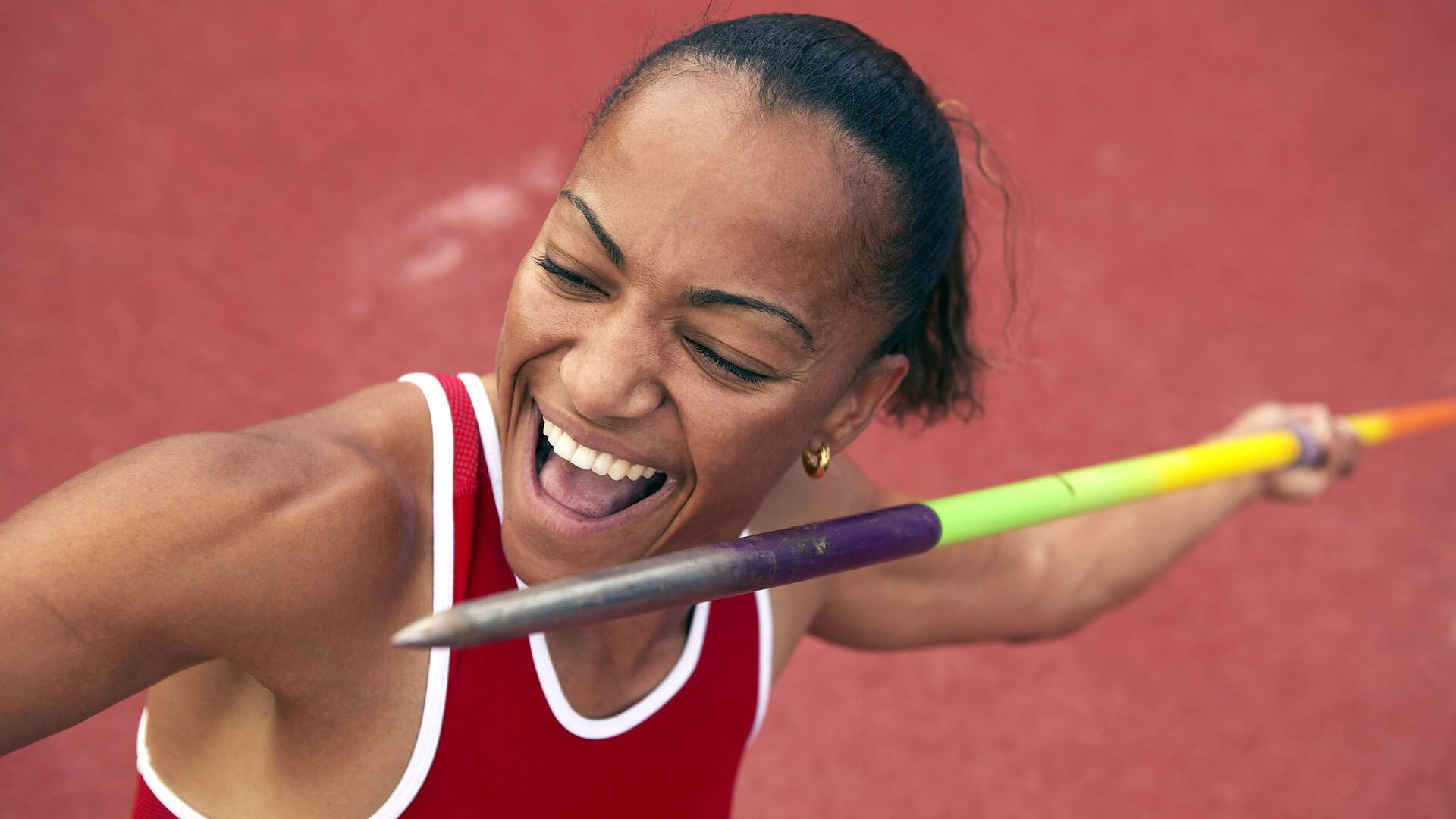 双线绞杀，F1赛道上的狼鹰博弈与赛场内外的持久战